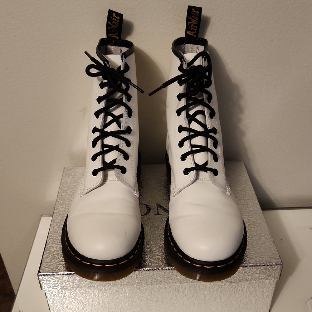 DR. MARTEN'S 1460 BOOTS SMOOTH LEATHER Women's White Boots Size 10.